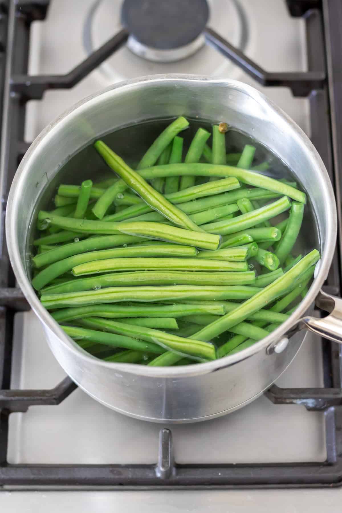 Green beans in the pan of boiled water.